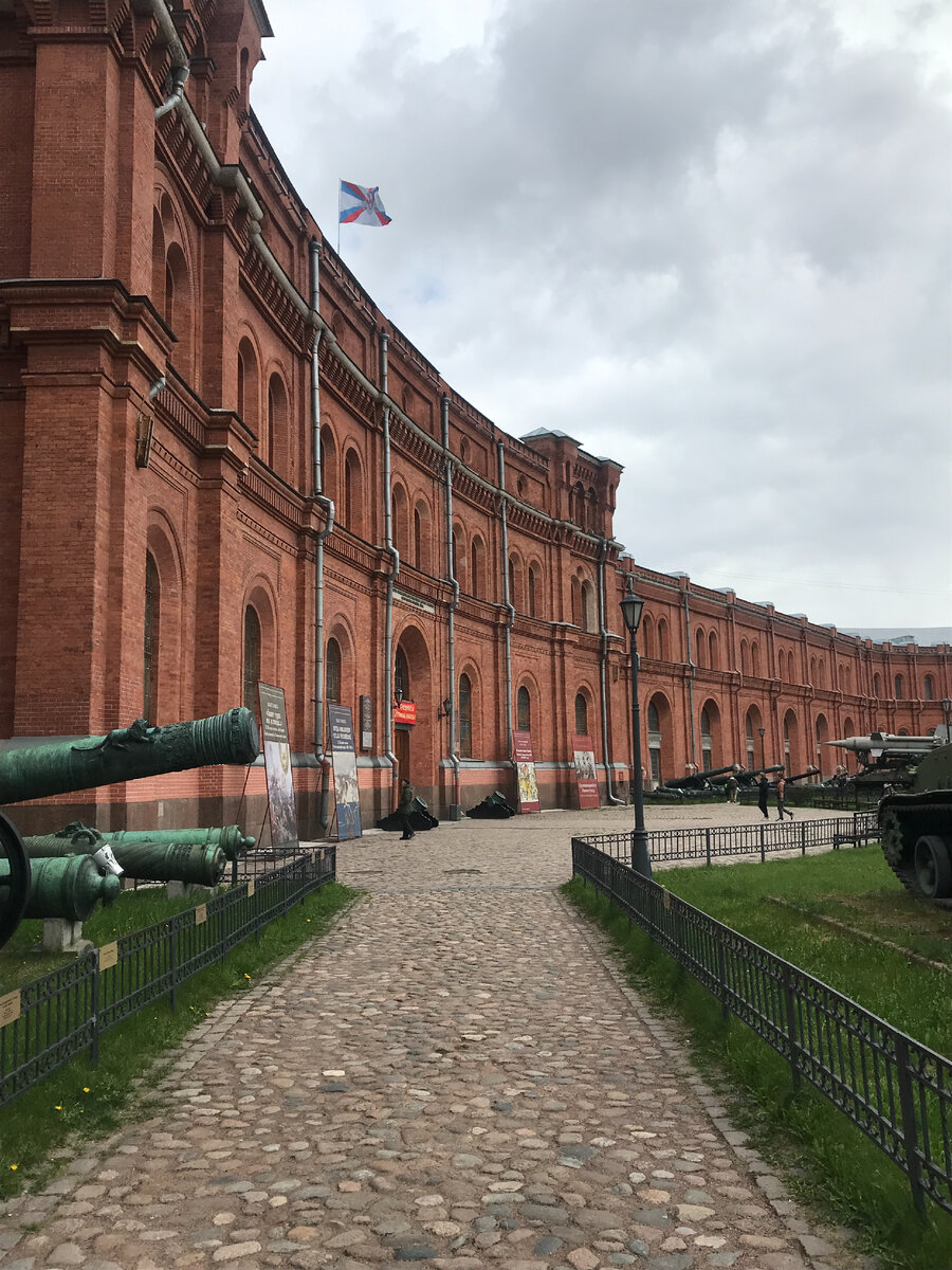 Здание называется "Новый арсенал на Кронверке".  От Кронверка сохранился только идущий зигзагами Кронверкский канал и название острова, на котором когда-то было это дополнительное крепостное сооружение (по материалам сайта citywalls.ru). Фото из личного архива.