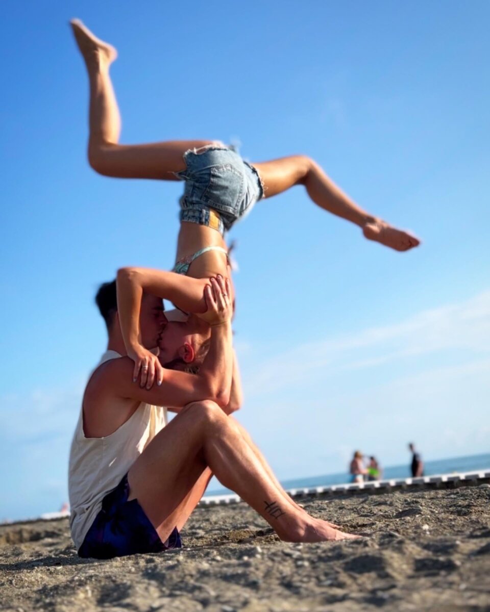    Алена Косторная и Георгий Куница показали экстремальный поцелуйСоцсети Алены Косторной