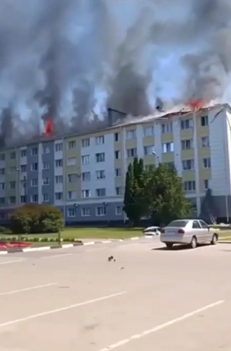 В Шебекино Белгородской области загорелся пятиэтажный дом после попадания  снаряда – фото | Курьер.Среда | Дзен