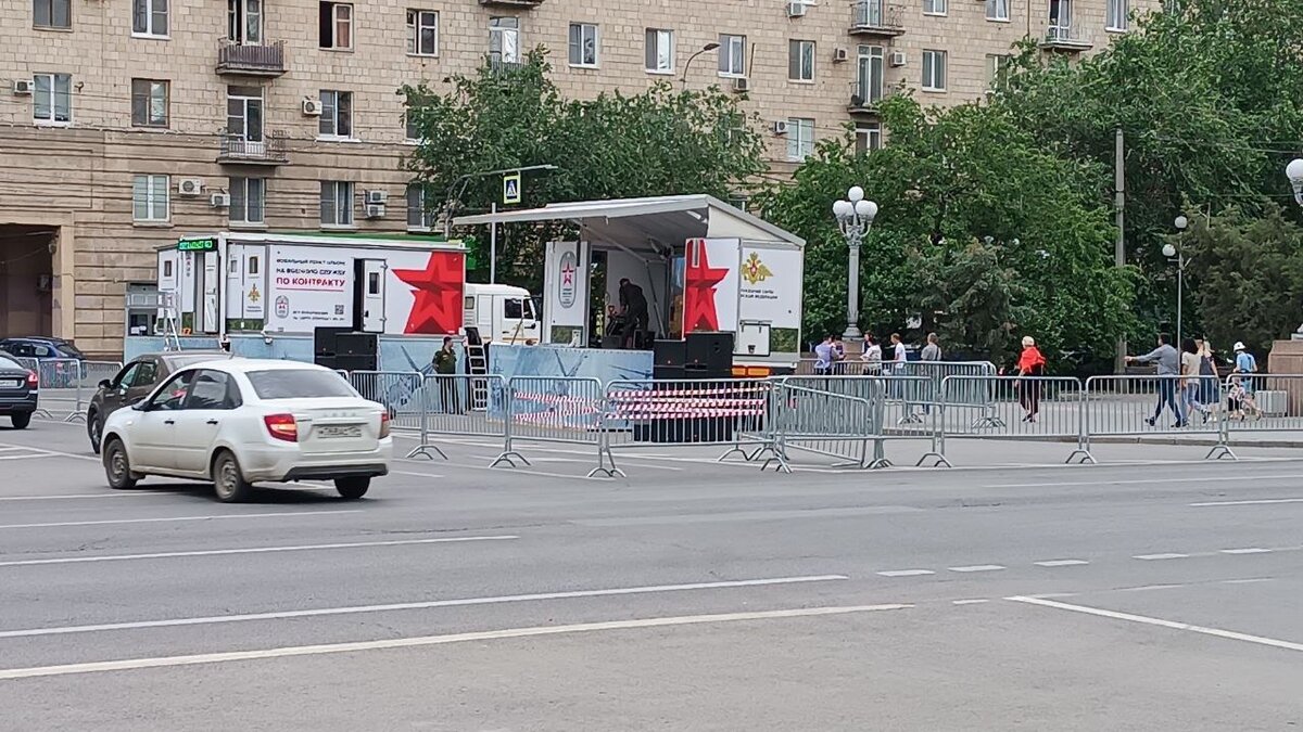     Сегодня в центре Волгограда появились мобильные пункты заключения контрактов с Министерством обороны РФ. Горожан массово агитируют посетить их.