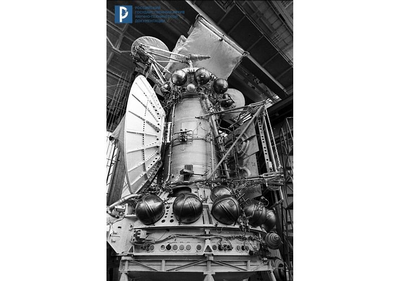 Действующий аналог автоматических межпланетных станций «Венера-15» и «Венера-16» в испытательном корпусе. РГАНТД. Арх. № 0-20561