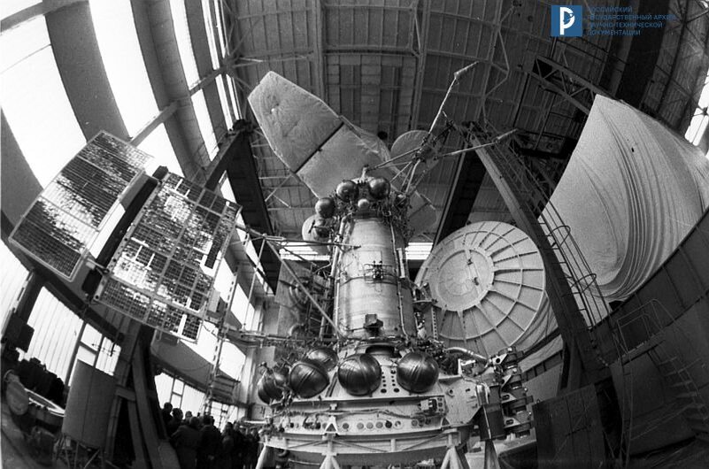 Действующий аналог автоматических межпланетных станций «Венера-15» и «Венера-16» в испытательном корпусе. РГАНТД. Арх. № 0-20562
