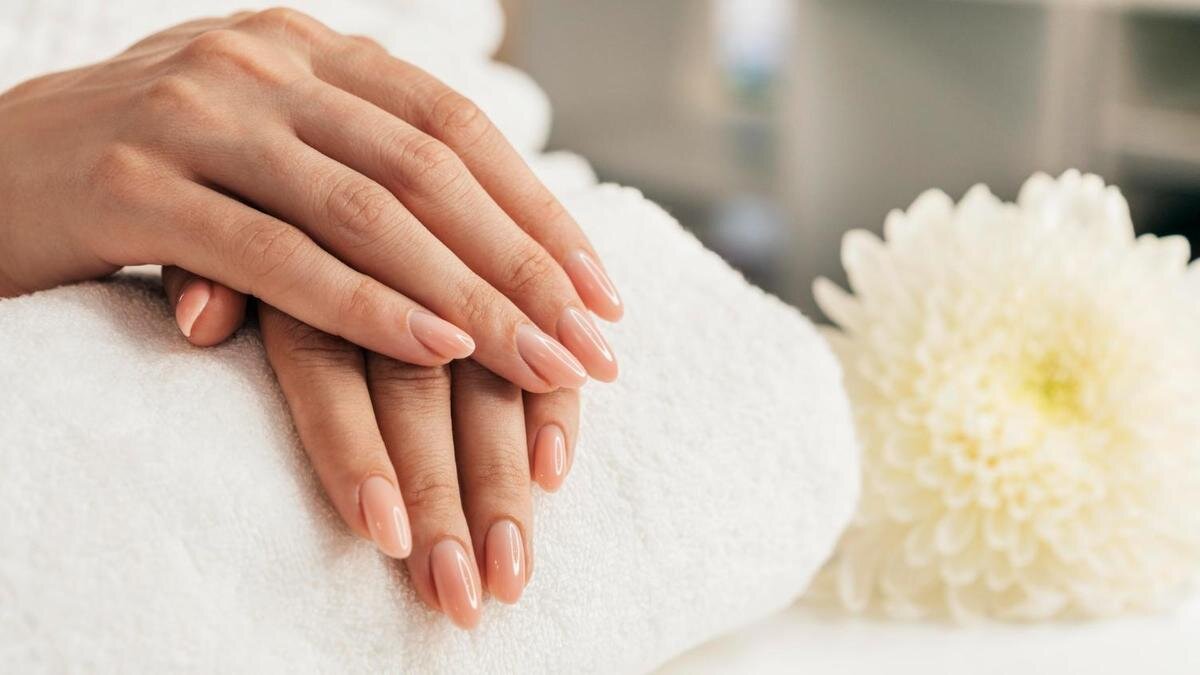    Длинные аккуратные ногти, покрытые нюдовым лаком:Freepik