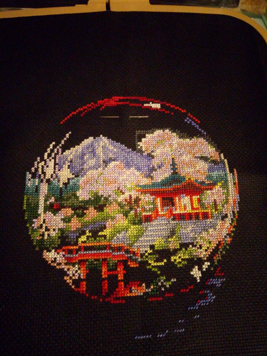 для разнообразия, разбавила серых волчков, цветными нитками и черной канвой. В этой вышивке есть и полукрест и бэкстич, но его буду вышивать в конце когда вышивка вся будет готова.