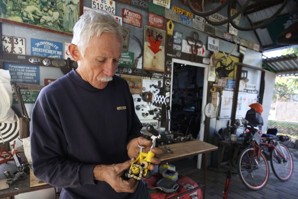    Сергей Дашевский с самым маленьким велосипедом в мире. Фото Виталий Тимкив / РИА Новости Анна Послянова