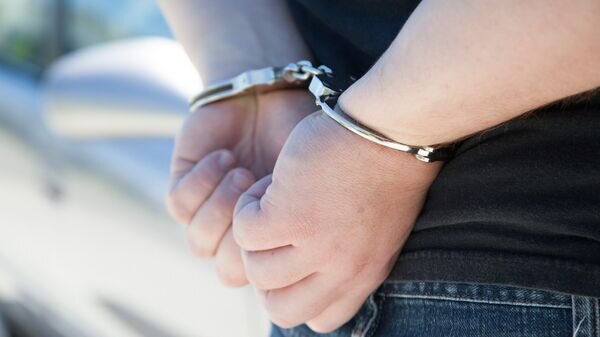    CC BY 2.0 / houstondwiPhotos mp / Handcuffs and a Car