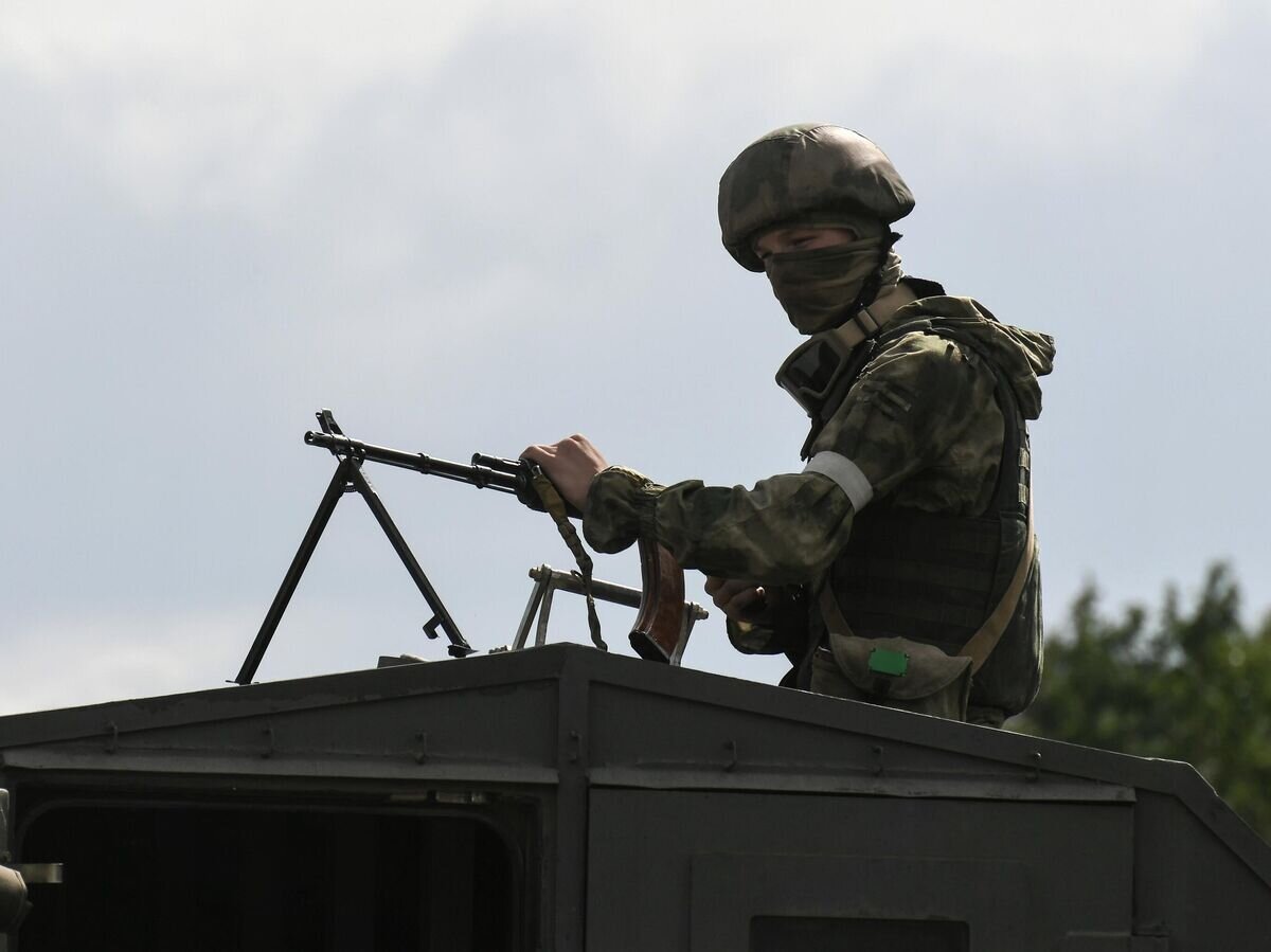    Российский военнослужащий возле КПП "Васильевка" в Запорожской области© РИА Новости / Константин Михальчевский