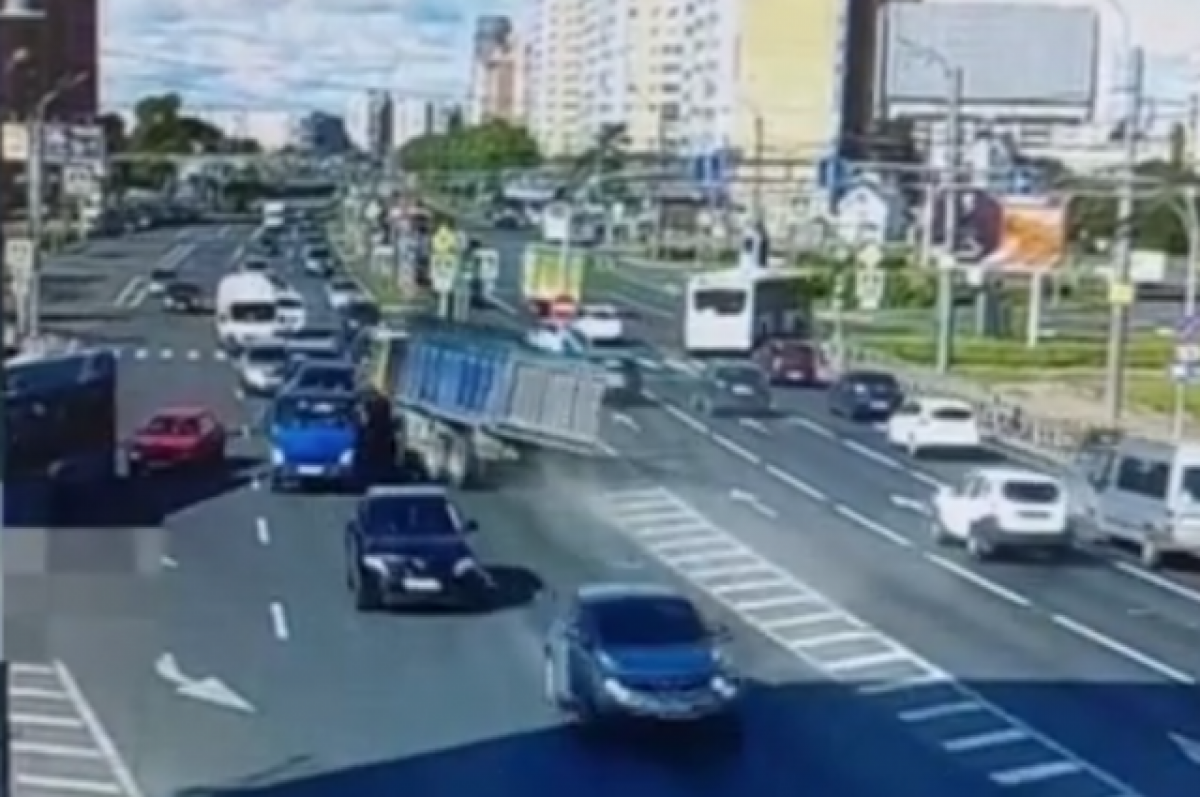    Участник ДТП в Петербурге рассказал, как вытаскивали пострадавшую женщину