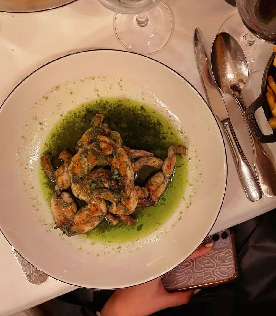 Подруга поделилась фото. Лягушачьи лапки с зеленью и шпинатом.