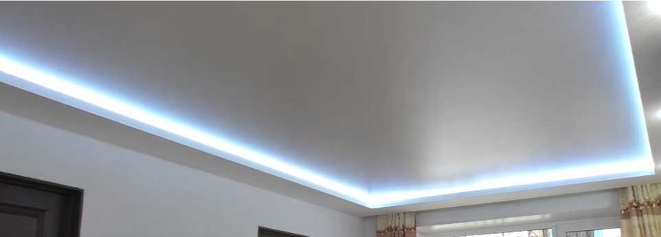 Двухуровневый потолок с подсветкой из гипсокартона.