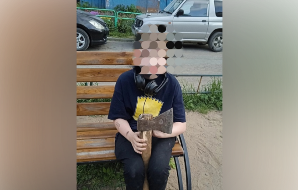    Жителей Комсомольска-на-Амуре напугал ребёнок с топором на детской площадке