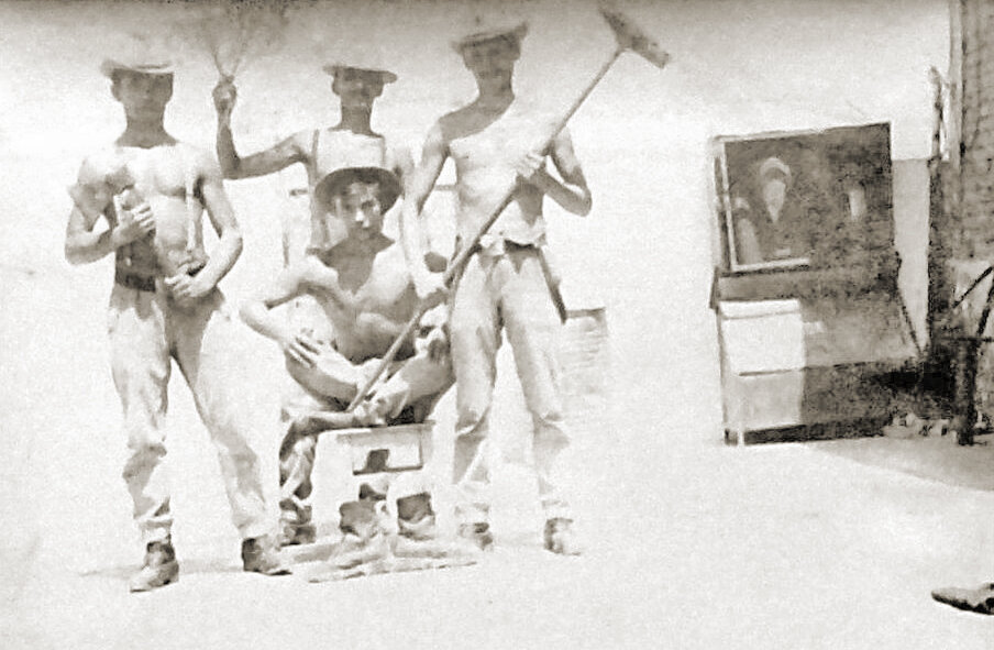 Автор сего рассказа царственно восседает на табурете.