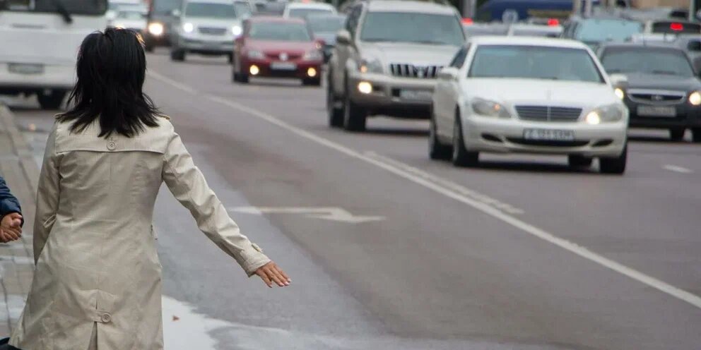 Фото https://dzen.ru/news/story/Perevozchikov_taksi_obyazhut_zaklyuchat_trudovye_dogovory_svoditelyami--679bf8a60da0396c1f173530f2201b55?issue_tld=kz