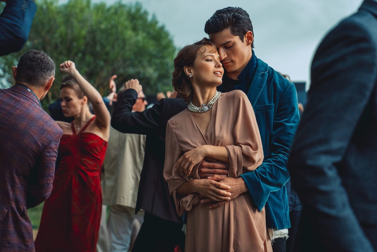 Любовь Аксенова и Роман Васильев. Кадр из сериала "Жить жизнь".