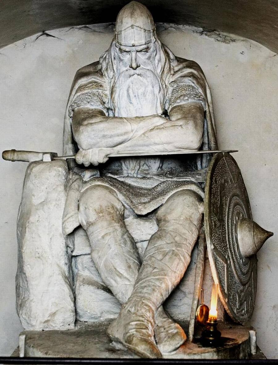 Статуя грустного Фридриха Барбароссы. Очень подходит к этой статье.