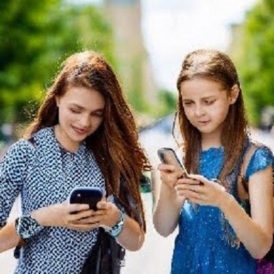 две девчушки