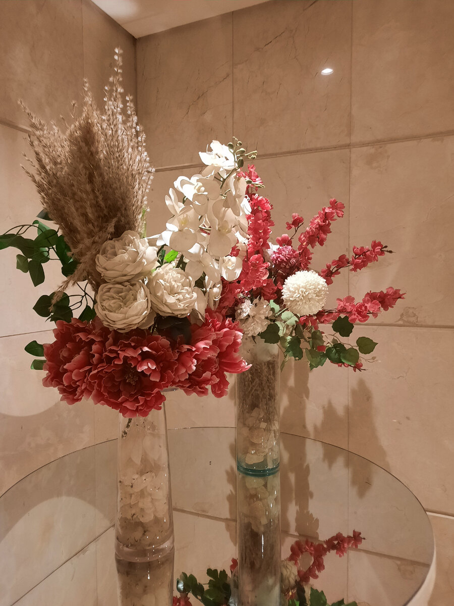 Украшения были довольно скромные - из искусственных цветов. 