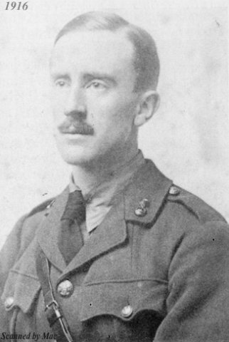 Джон Рональд Руэл Толкин, 1916 год. А вот он усы не любил и после войны никогда к ним не возвращался. В Англии их было положено носить по уставу, но обычно на бритьё закрывали глаза, но, видимо, Толкину как офицеру, пришлось соответствовать установленным правилам.