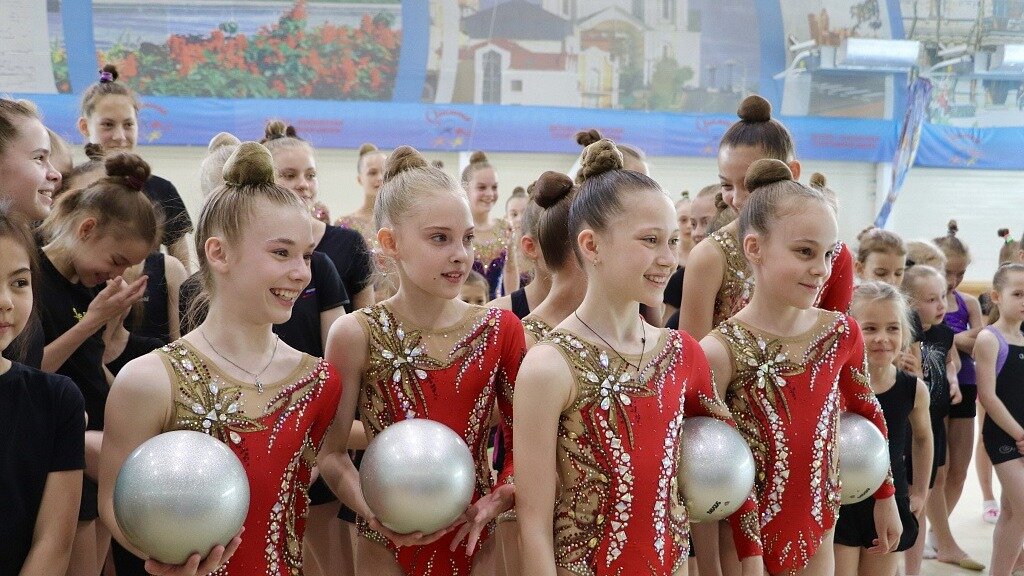     Мэр посетил спортивную школу «Олимпия», где пообщался со спортсменками. Более 400 хабаровчанок от 7 до 18 лет постигают здесь спортивное искусство под руководством 14 тренеров.