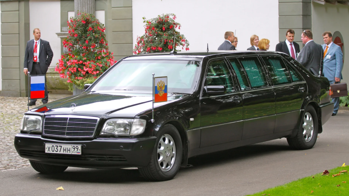 Какой номер у президента. Mercedes w140 Pullman. Мерседес 140 Пульман. Мерседес 140 s600 Pullman.