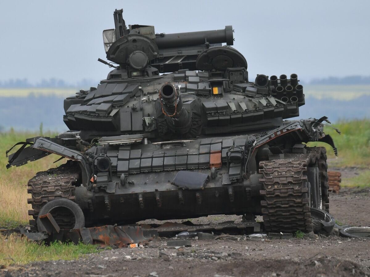    Уничтоженный танк ВСУ в селе у линии соприкосновения на Артемовском направлении© РИА Новости
