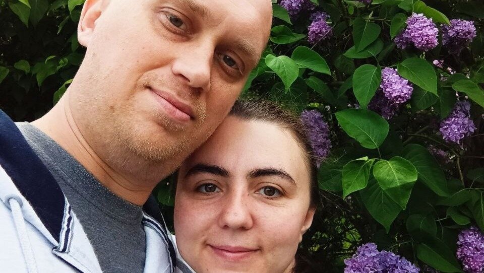     Евгения Миронова, героиня нашей январской публикации, полгода добивалась возвращения мобилизованного мужа домой из зоны боевых действий. Бронь у инженера «Банка Русский стандарт» подтвердил Генштаб, три прокуратуры и два суда! Но районный военком, словно клешнями, вцепился в парня…