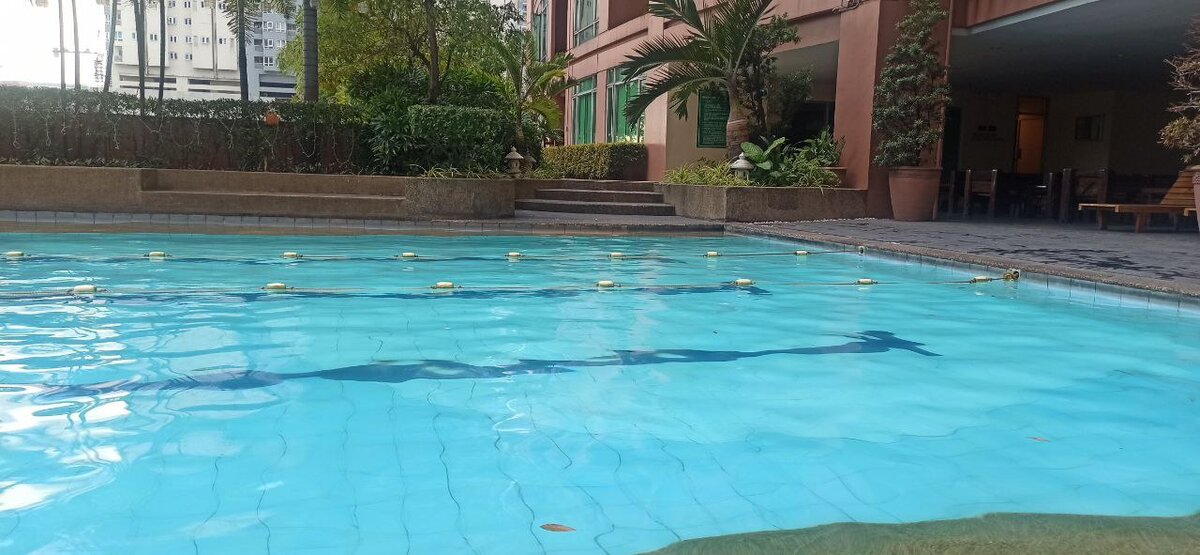 Бассейн в нашем кондо - листайте галерею