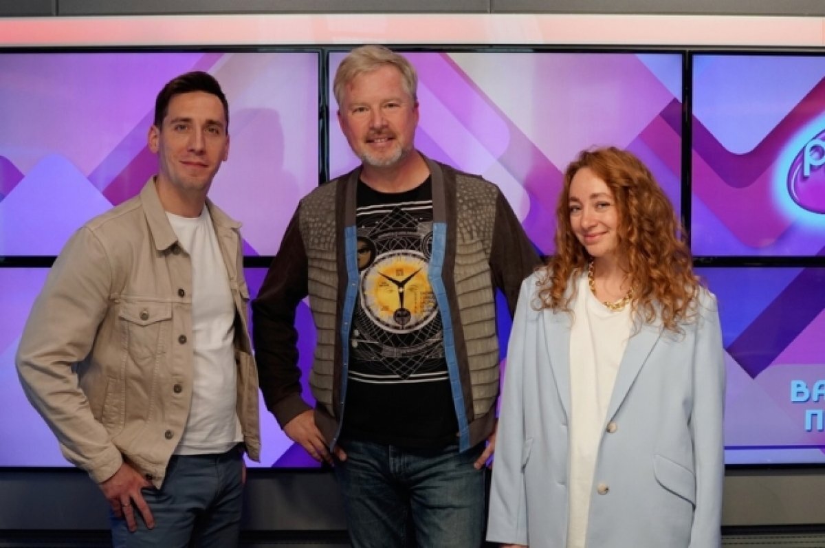    Валдис Пельш в студии «Ретро FM» с ведущими «Первой Смены» Ритой Субботиной и Сашей Светловым.