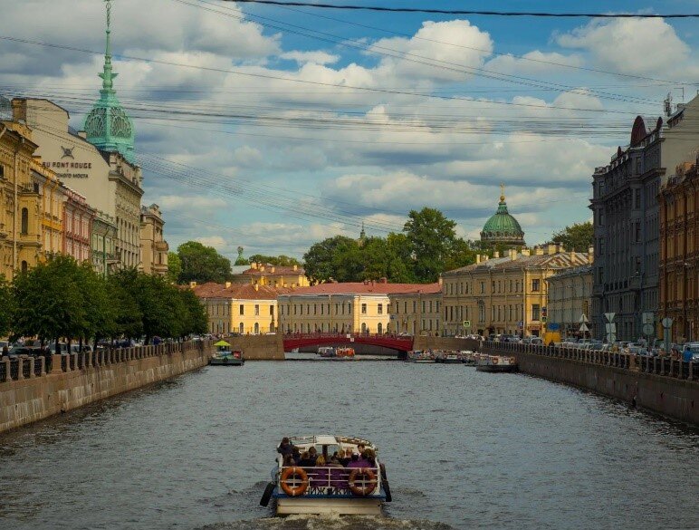 Согласно канонической петербургской легенде, самую первую поездку вдоль реки Мойки на собственноручно сделанной лодке совершил сам дорогой наш Пётр Первый!