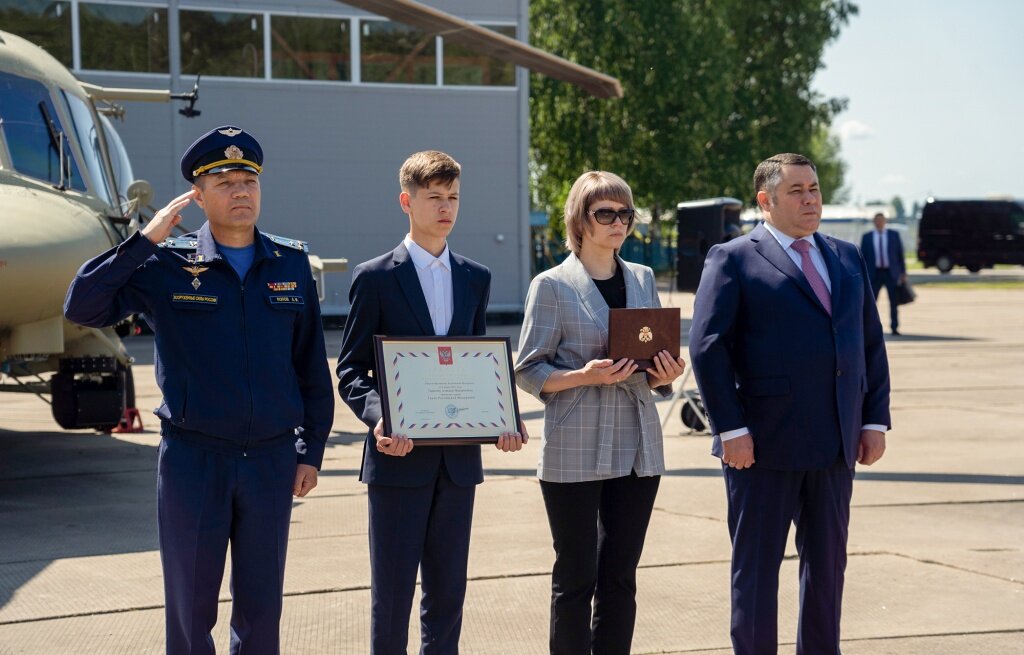 В Тверской области Игорь Руденя передал Звезду Героя родным погибшего на СВО Алексея Тарасова