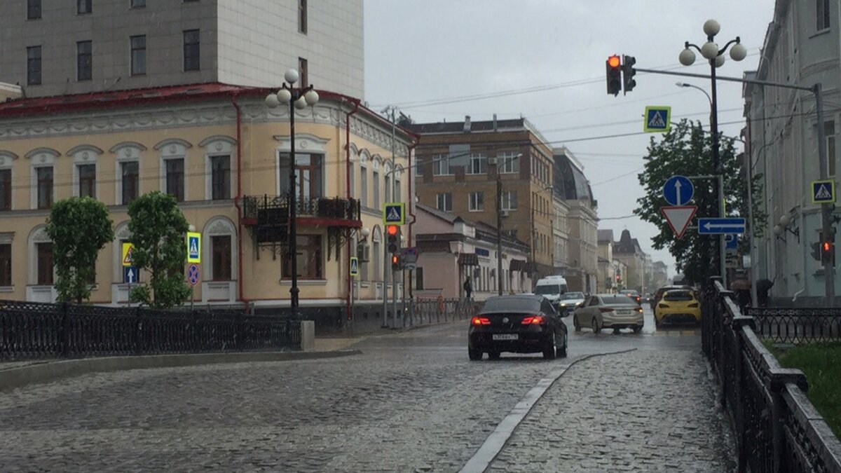     Во Владивостоке ЕДДС объявило специализированное штормовое предупреждение об опасных явлениях.