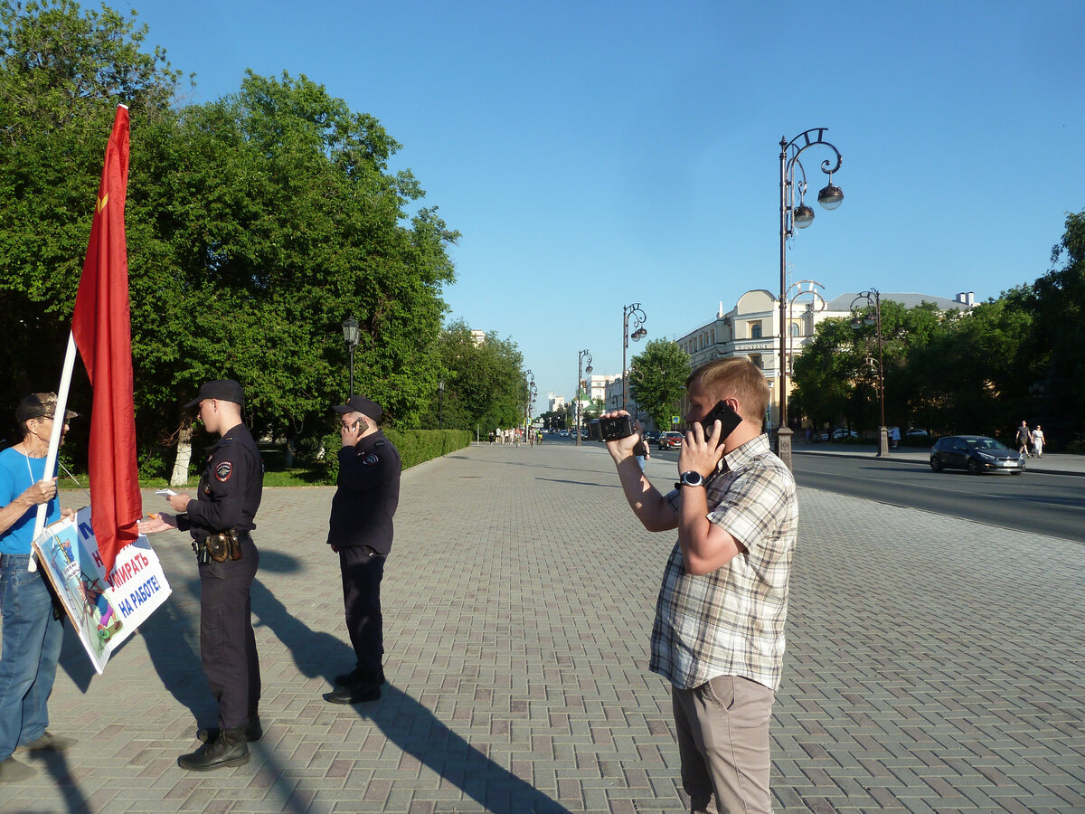 Вот полиция: снимает, записывает и начальству докладывает. В режиме "стерео"?