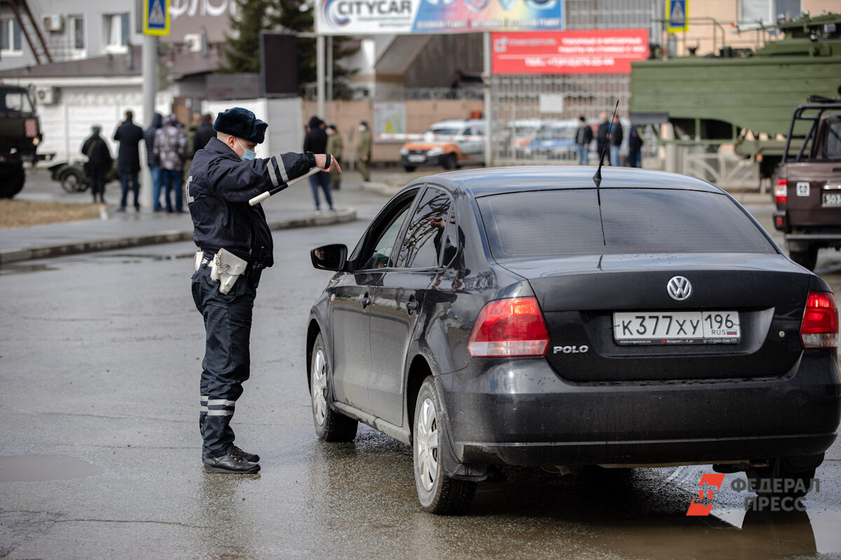 Самый надежный способ применения санкций к водителям-уклонистам на дороге – это остановка автомобиля сотрудником ГИБДД.  Фото: ФедералПресс / Евгений Поторочин