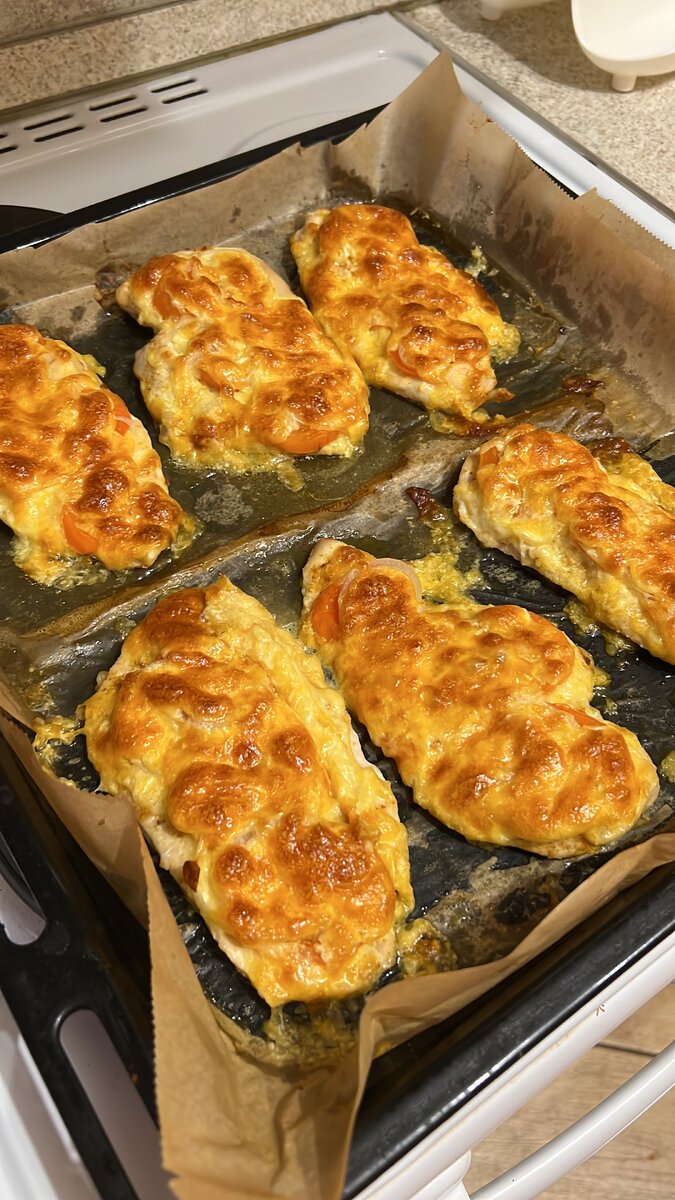 Ингредиенты:
- 2 куринные грудки
- 4 помидора
- 200 гр твёрдого сыра
- 2 зубчика чеснока
- 2 ст. л. оливкового масла
- соль, перец по вкусу

Приготовление:

Шаг 1: Разогреть духовку до 200 градусов.

Шаг 2: Грудки нарезать на тонкие ломтики, посолить и поперчить.

Шаг 3: Помидоры нарезать кружочками, сыр натереть на мелкой терке.
Шаг 4:  Чеснок измельчить.

Шаг 5: На противень выложить ломтики грудки, сверху выложить кружочки помидоров.

Шаг 6: Сбрызнуть оливковым маслом и посыпать чесноком.

Шаг 7: Выпекать в духовке около 20 минут.

Шаг 8: После этого вынуть противень из духовки, посыпать сверху тёртым сыром и вернуть в духовку ещё на 5 минут, чтобы сыр расплавился и подрумянился.

Шаг 9: Подавать горячими, можно добавить к грудкам овощной гарнир или зелень.