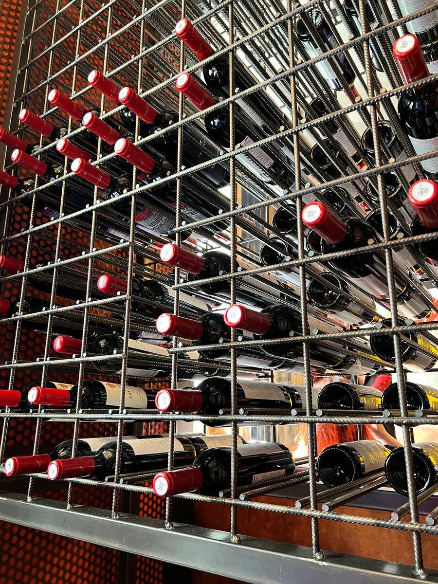 Такая стойка служит в том числе перегородкой между залами и столами