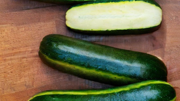 Это необычное блюдо порадует даже тех, кто устал от разнообразных кушаний, приготовленных из кабачков. Приготовьте его, отведайте, и убедитесь сами