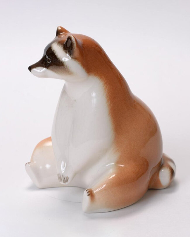 Скульптура «Сидящий енот». ЛФЗ, 1960-е. Автор формы Павел Павлович Веселов, автор росписи Виктор Михайлович Жбанов