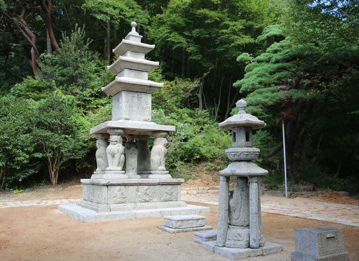 Трехэтажная каменная пагода в храме Хваомса