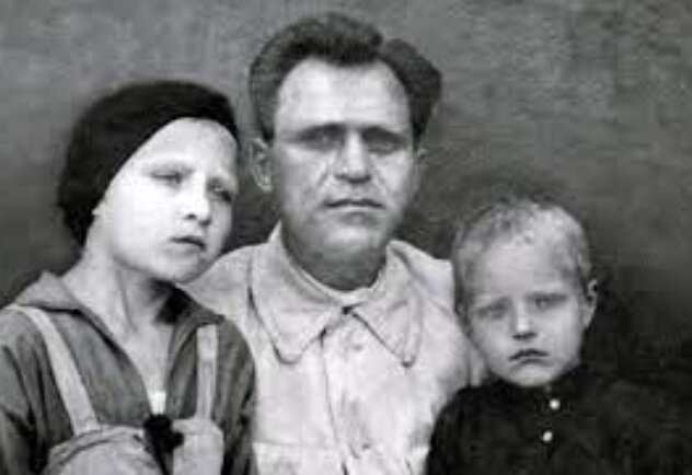 Брат и сестра Марковы с отцом