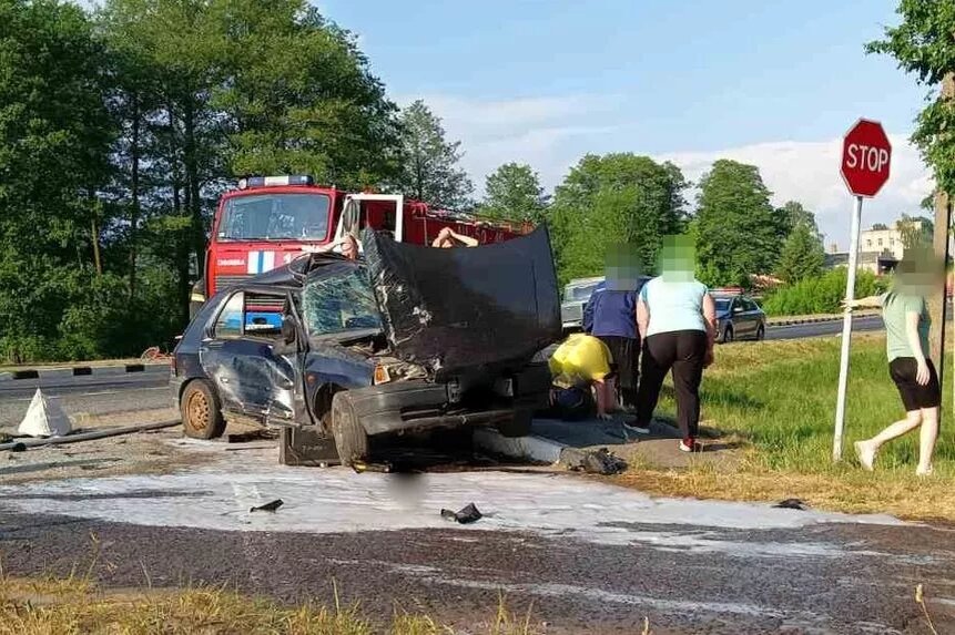 Спасатели деблокировали пострадавших в дтп