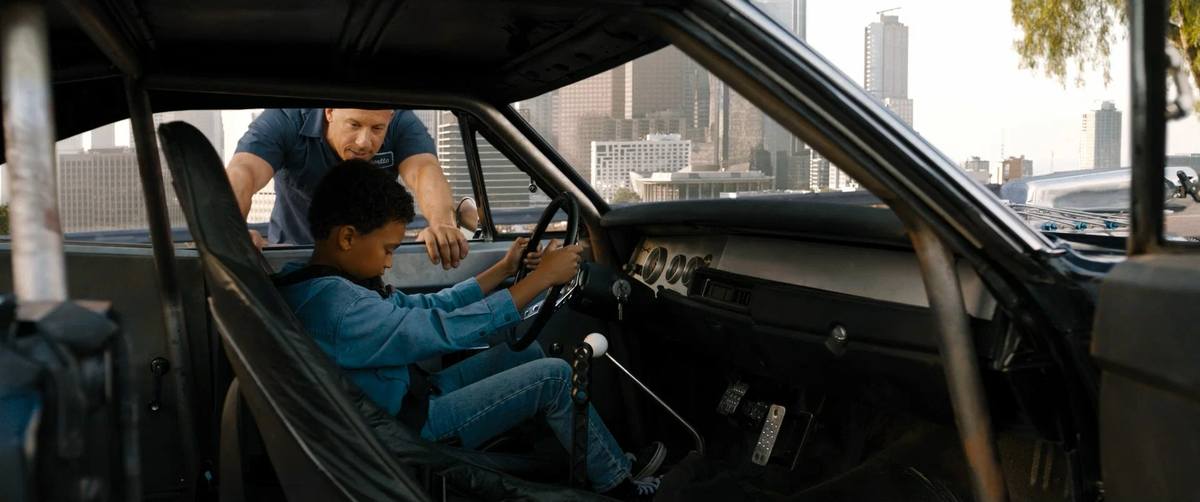 Два вопроса. Почему он не лысый? Почему он чёрный?