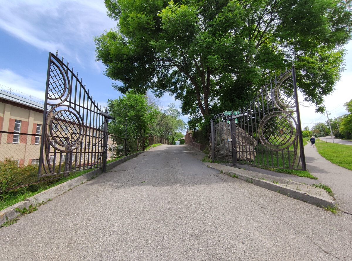 Вход на территорию предприятия "Крона" (июнь 2023 года)