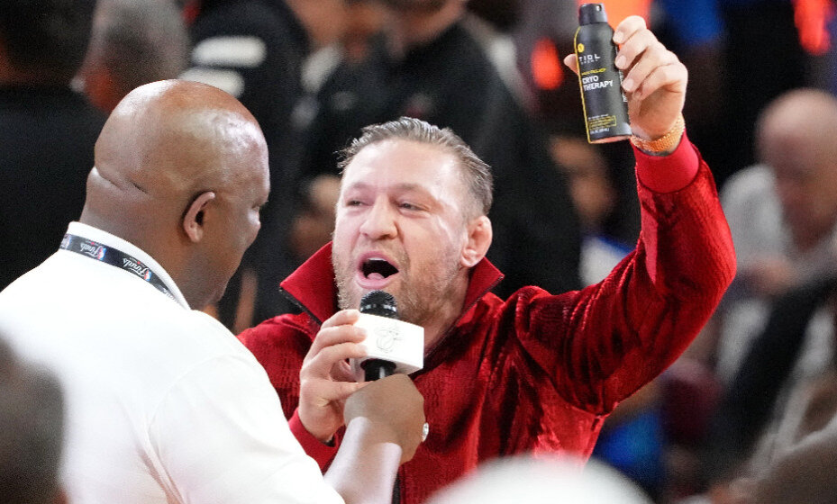    Конор Макгрегор нокаутировал маскота «Майами Хит». Фото: Reuters