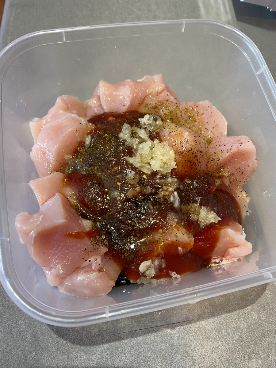 Перемешиваем, чтобы каждый кусочек был в маринаде