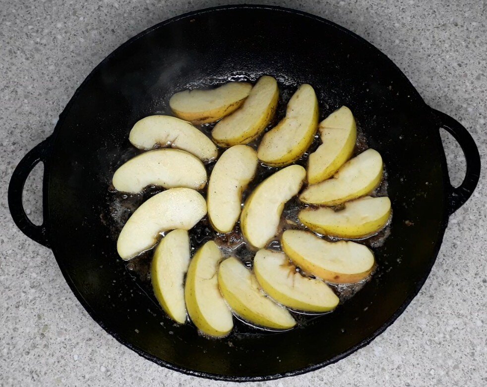 Печень с луком и яблоками на сковороде