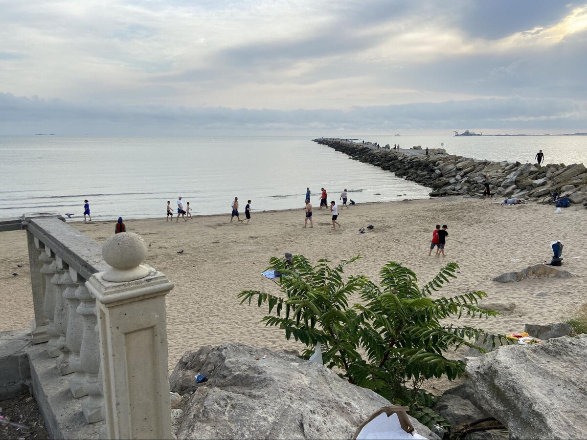 Погода в каспийском море в дагестане. Побережье Каспийского моря. Пляжи Дагестана. Каспийск пляж. Пляжи Дагестана на Каспийском море.