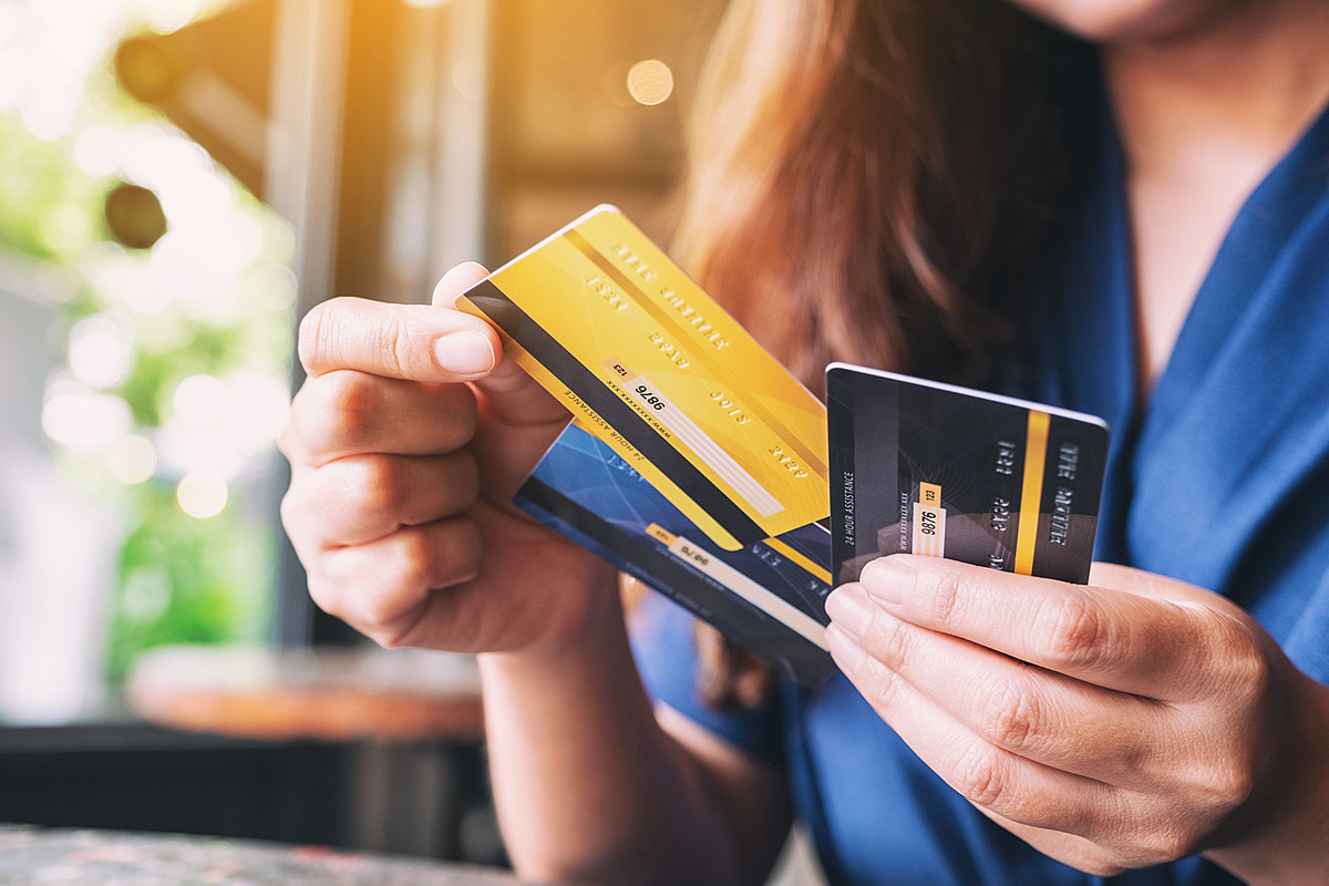 Казалось бы, дебетовая карточка - довольно безопасный продукт. В отличие от кредитки, где можно неправильно понять условия грейс-периода или просто допустить просрочку и остаться в долгах.