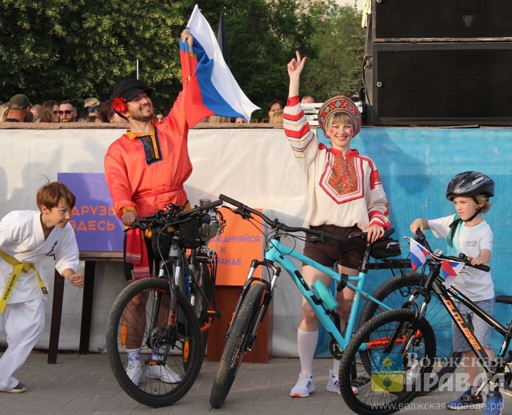 Велоподдержка📷     Хедлайнером гала-концерта ко Дню России в Волжском стал отставной подполковник спецназа ФСИН Александр Ванюшкин
