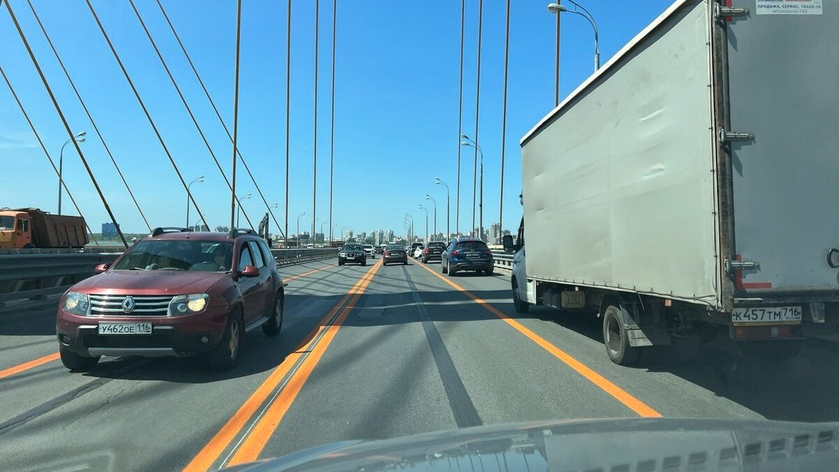     В понедельник, 12 мая, в Казани перекрыли половину моста Миллениум. Сейчас другую, открытую для движения половину, разделили на четыре полосы. Представитель Федерации автовладельцев России Дмитрий Золотов объяснил, поможет ли увеличение полос без расширения дороги избавиться от пробок на мосту.