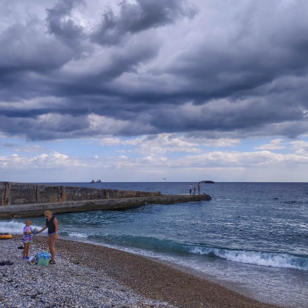 Крым сегодня опасности. Купаться в море Крым. Крым купаются. Крым до и после.